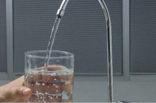 В Украине сильно дорожает вода: новые цифры по всем регионам