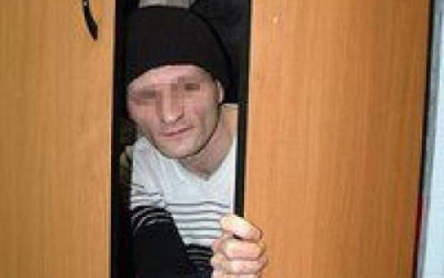 На Закарпатті начальник поліціі ховався у шафі від журналістів (ВІДЕО)