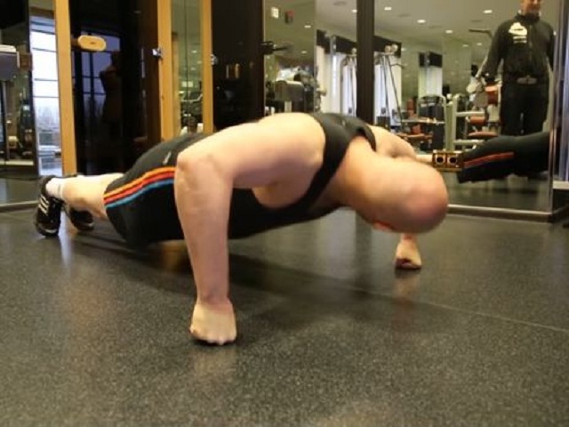 Флешмоб 22PushupChallenge: Гордон отжался 22 раза в поддержку воинов АТО. Видео