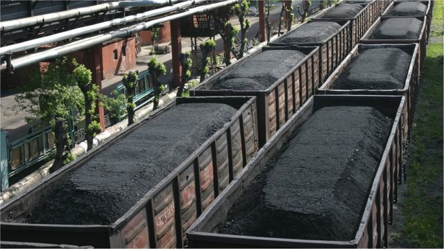 Вугілля, хрестик та труси. Як українська влада протирічить сама собі