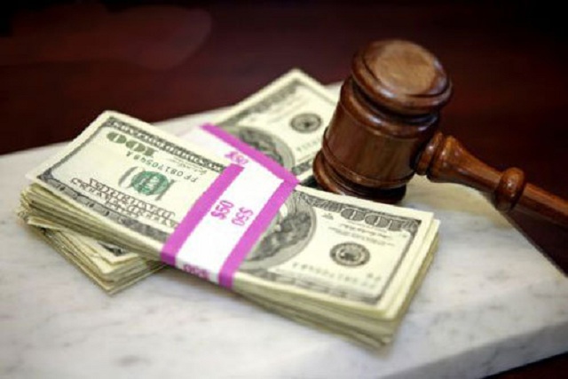 Пойманный на взятке судья Соломенского райсуда Киева избежал ареста во Львове