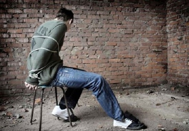 Под Киевом бандиты берут людей в плен и врываются в дома