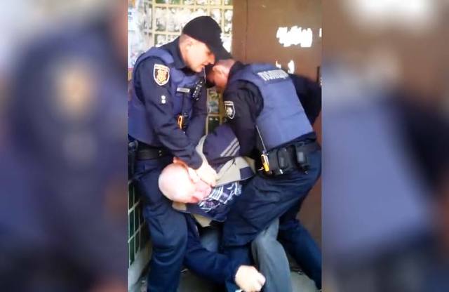 На полтавських патрульних, які затримали 63-річного «стихійного» торговця картоплею, відкрили кримінальну справу