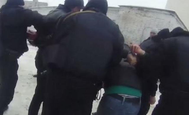 Неадекваты набросились с ножом на полицейского, идущего с женой и ребенком из церкви