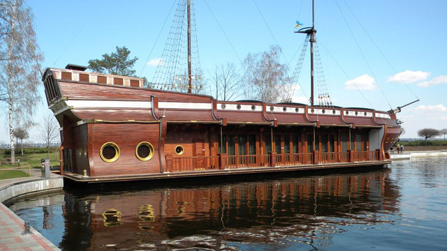 Арестован плавучий ресторан Януковича, набитый фужерами от Versace и итальянской мебелью