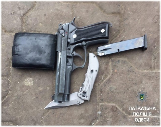 Полиция задержала мужчину, который разгуливал по центру Одессы с пистолетом