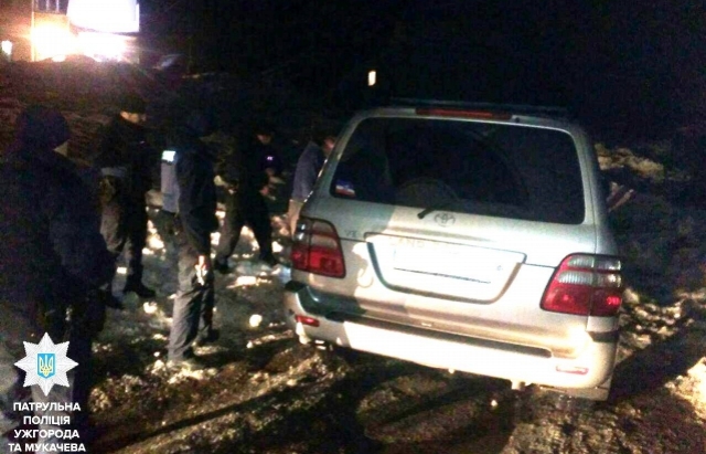 Безробітний мукачівець влаштував «махач» з патрульними, погрожуючи їх звільнити через брата-депутата