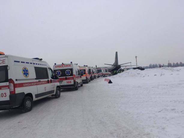 В аэропорту Днепра очередь из скорых – волонтеры просят помощи горожан