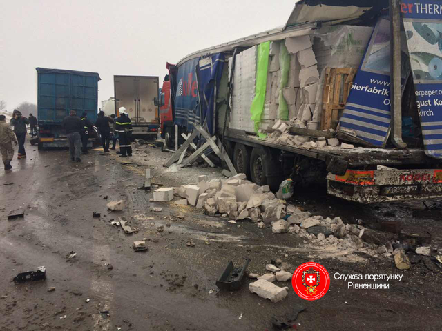 На трассе под Ровно из-за гололеда столкнулись семь автомобилей, есть жертвы