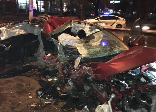 В Николаеве девушка-водитель влетела в столб на большой скорости