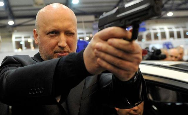 За год зарплата Турчинова увеличилась на 28 тысяч грн