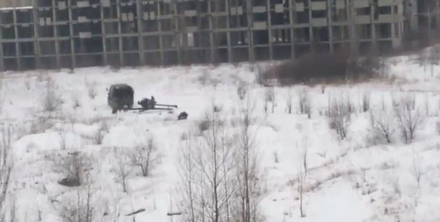 Жители Макеевки засняли, как боевики ДНР ведут огонь, прикрываясь детской площадкой и больницей