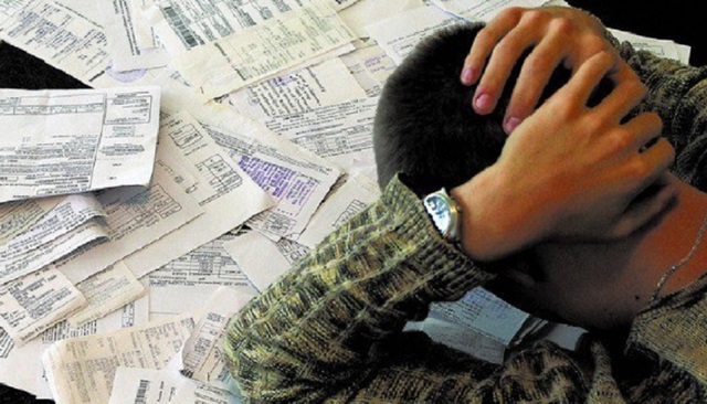 Через комунальні борги в українців починають відбирати квартири