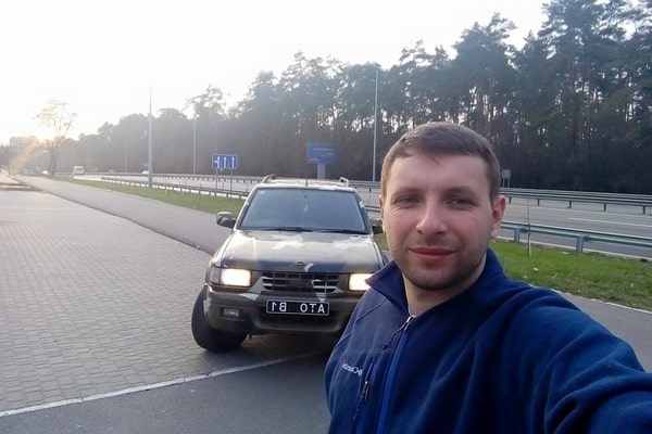 Зараз їде 3 автобуса незрозумілих людей, їх супроводжує поліція до блокади — Парасюк