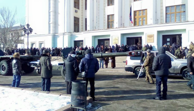 В Донецке траур по «Гиви»: сотни людей заставили прощаться с боевиком