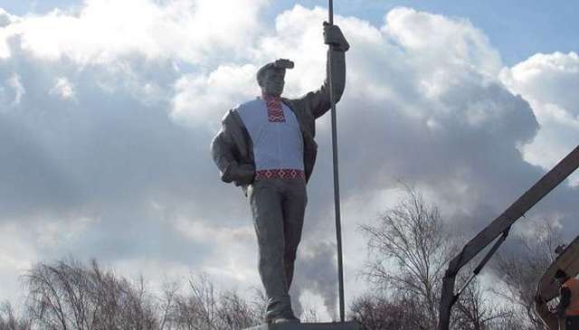 В Мариуполе «национализировали» советский памятник сталевару