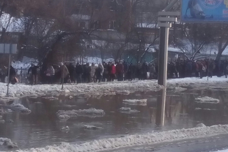 У Вінниці перекрили магістральну вулицю: прорвало теплотрасу, затопило двори