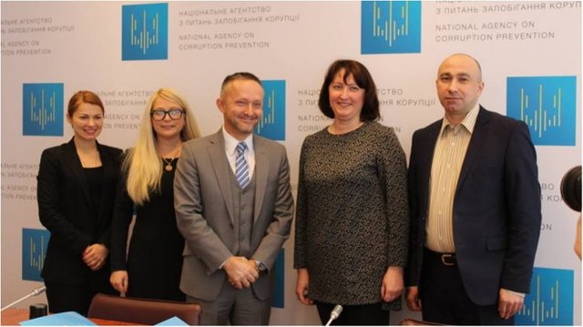 Бджоли проти меду. Як Наталія Корчак та НАЗК суперечать самі собі