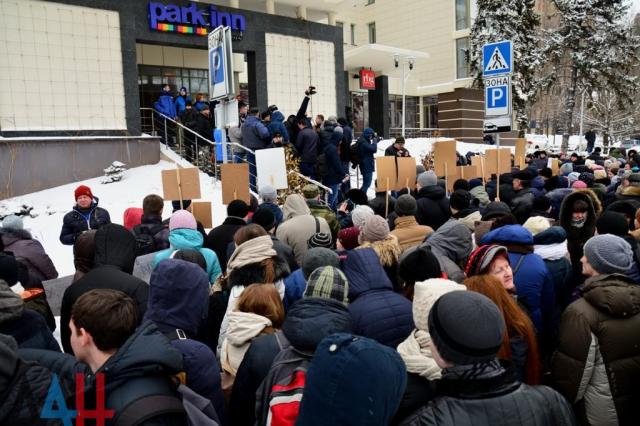 В Донецке на митинге позорят ОБСЕ. Появились фото и видео