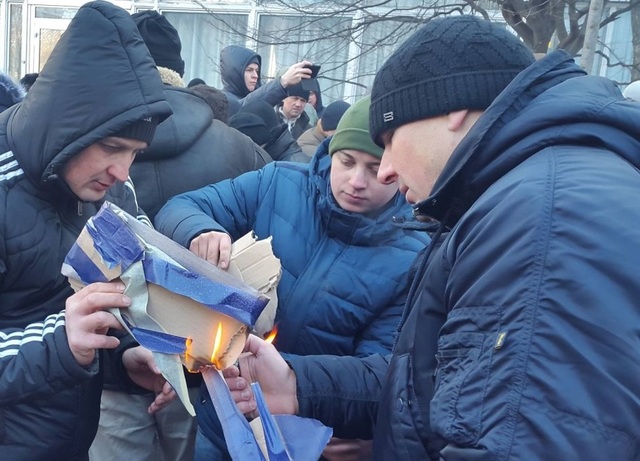 Біля Верховної Ради пожежа, горить макет авто