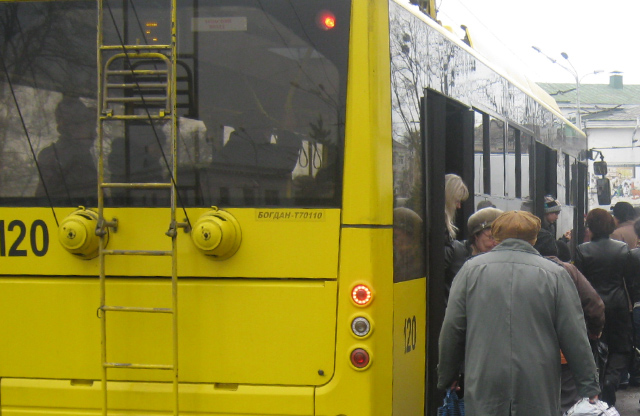 В Полтаве водитель маршрутки разбил стекло в троллейбусе — пострадал подросток