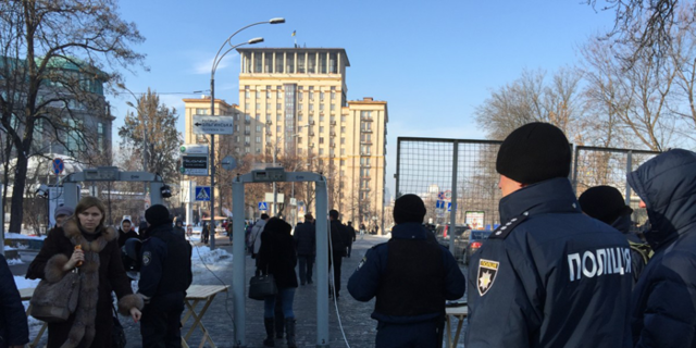 На Майдане в Киеве начали вводить беспрецедентные меры безопасности