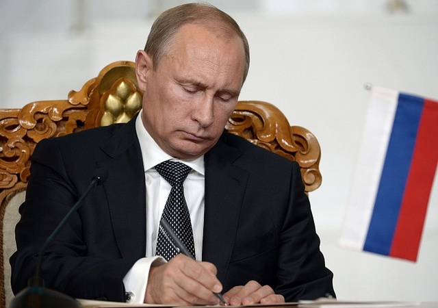 Путин подписал указ о признании РФ "документов", выданных "ДНР" и "ЛНР"