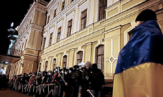 Протестуючі планують залишитись на ніч біля адміністрації президента