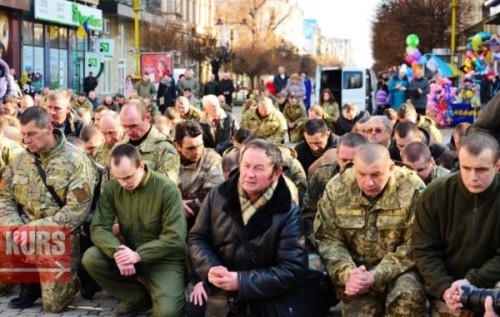 На колінах та зі сльозами: у Франківську вшанували загиблих у Дебальцевому