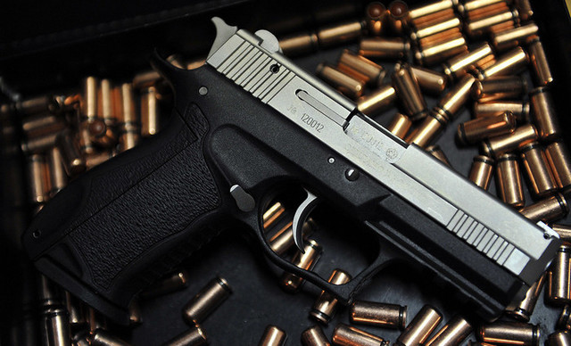 В Киеве полицейские изъяли у гражданина России 2 пистолета с глушителями