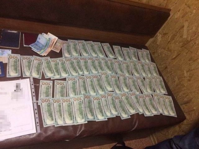 Чиновник, укравший три миллиона гривен, пытался сбежать в оккупированный Крым