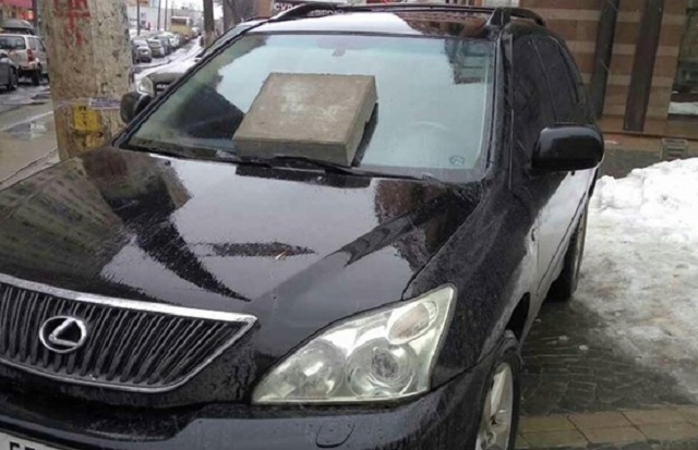 В Киеве пешеходы отомстили автохаму на "Лексусе"