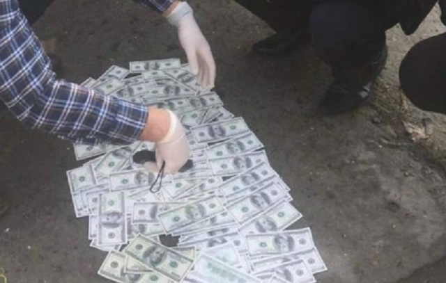 Одесский железнодорожник попался на взятке в размере 10 тысяч долларов