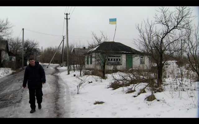 Сміливі патріоти вивісили український прапор на околиці Луганська