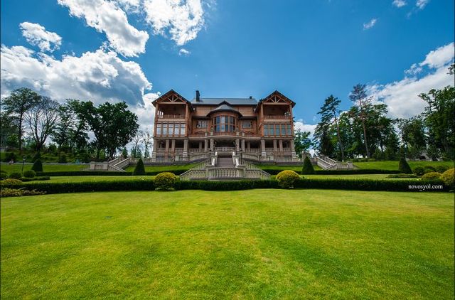 В Межигорье образовалась «черная дыра», в которой исчезают золотые батоны