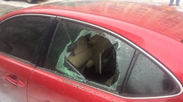 В Киеве массово бьют стекла в припаркованных авто