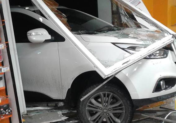 На Хмельнитчине пьяный водитель джипа протаранил АЗС