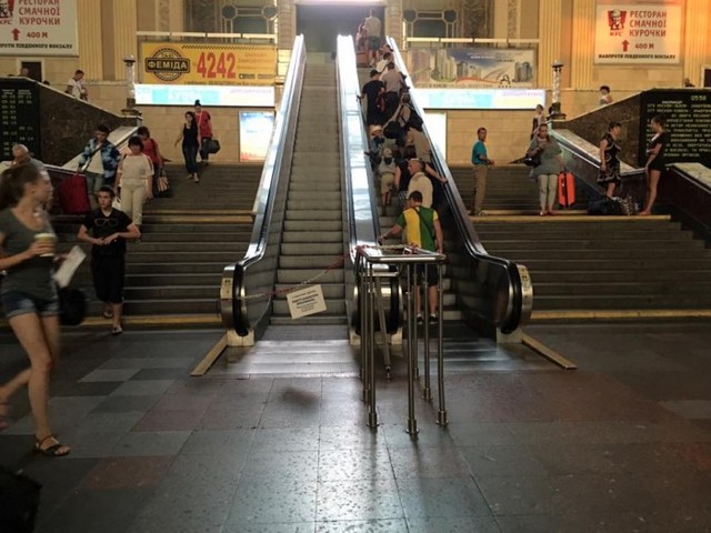 Балчуну пришла SMS, что сломанный эскалатор на центральном вокзале Киева заработал