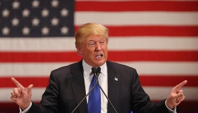 США: на конференции раздавали российские флаги с именем Трампа. Появились фото