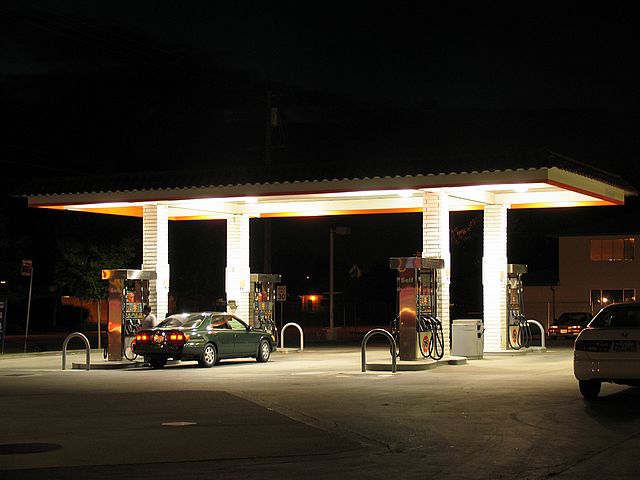 Озброєні люди в балаклавах пограбували АЗС на Харківщині