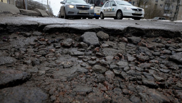 Украинцы просят ввести уголовную ответственность за разрушенные дороги