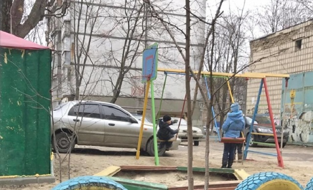 В Киеве автохам заблокировал детские качели: фотофакт