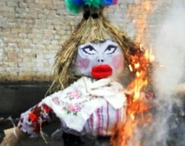 В Дебальцево боевики на Масленницу сожгли чучело «Памелы Андерсон»