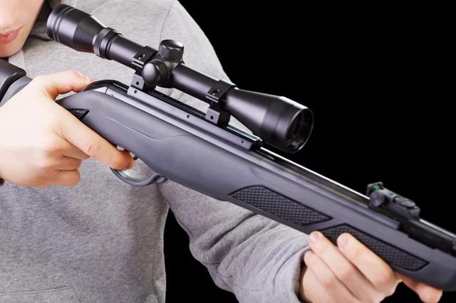 У Львові хуліган посеред ночі обстріляв пологовий будинок