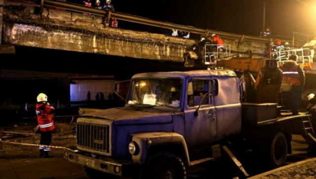 В Киеве снесут все МАФы из-за обвала моста на Шулявку