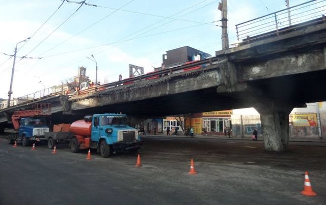 Обвал мосту в Києві: рух по Шулявському шляхопроводу відновлено