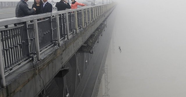 Смертельне падіння: жінка впала з мосту в Києві