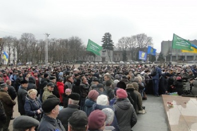Мітинг на Хмельницькому майдані: люди скаржилися на життя та вимагали змін