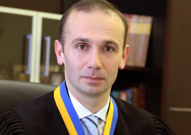 Підозрюваний у корупції суддя Ємельянов виграв позов про поновлення на посаді