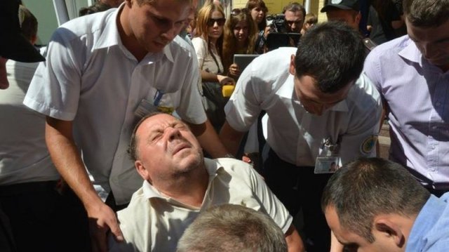 Девять VIP-пациентов. Как чиновники оказывались "тяжело больными" перед угрозой суда